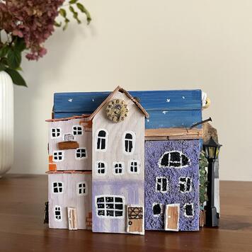 Skrzynka pełna domków