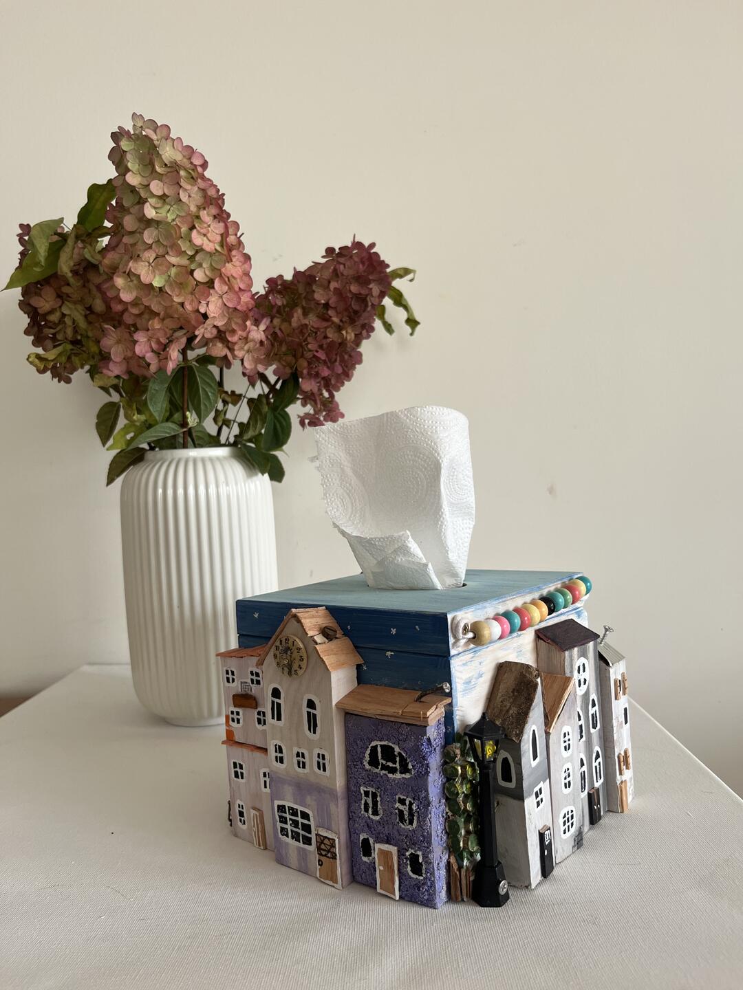 Skrzynka pełna domków