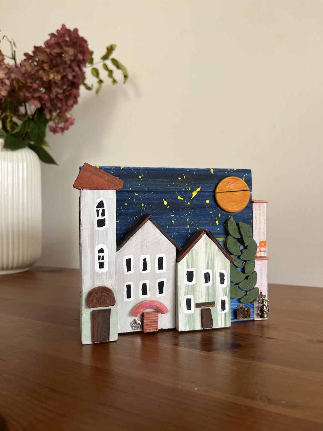 Skrzynka pełna domków