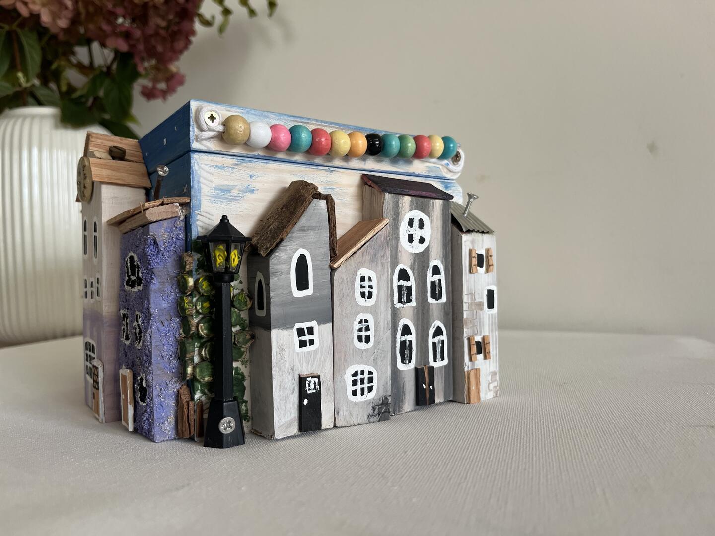 Skrzynka pełna domków