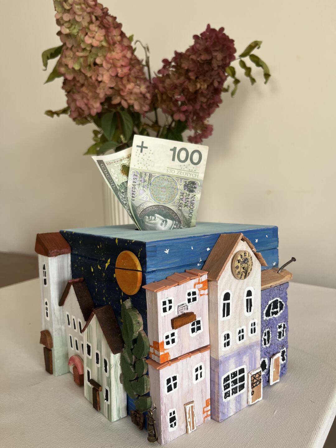 Skrzynka pełna domków