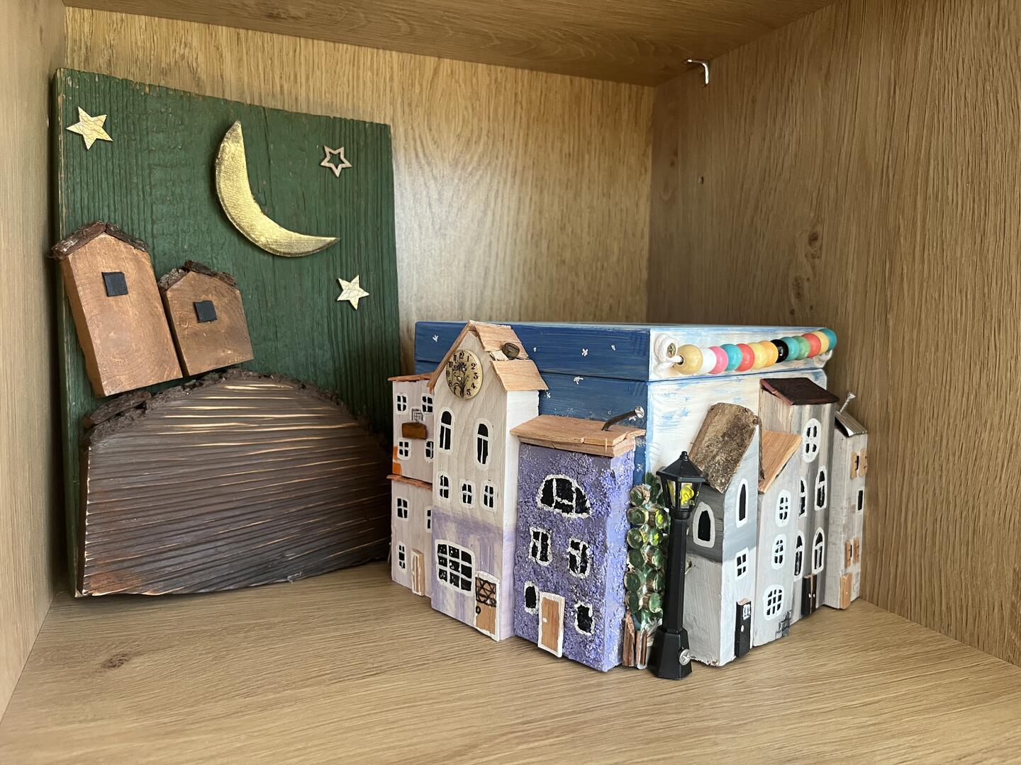 Skrzynka pełna domków