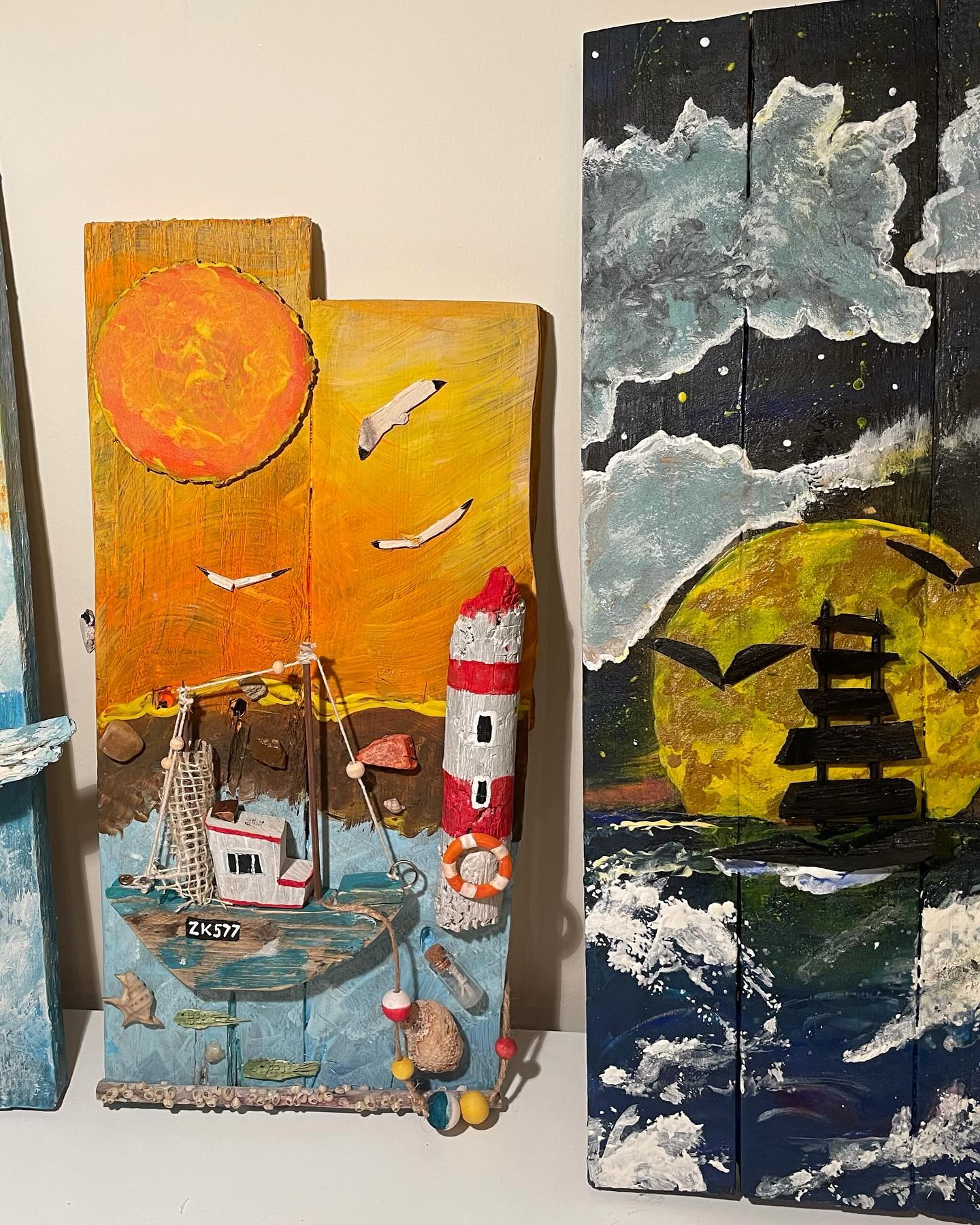 Czarny statek pod księżycem